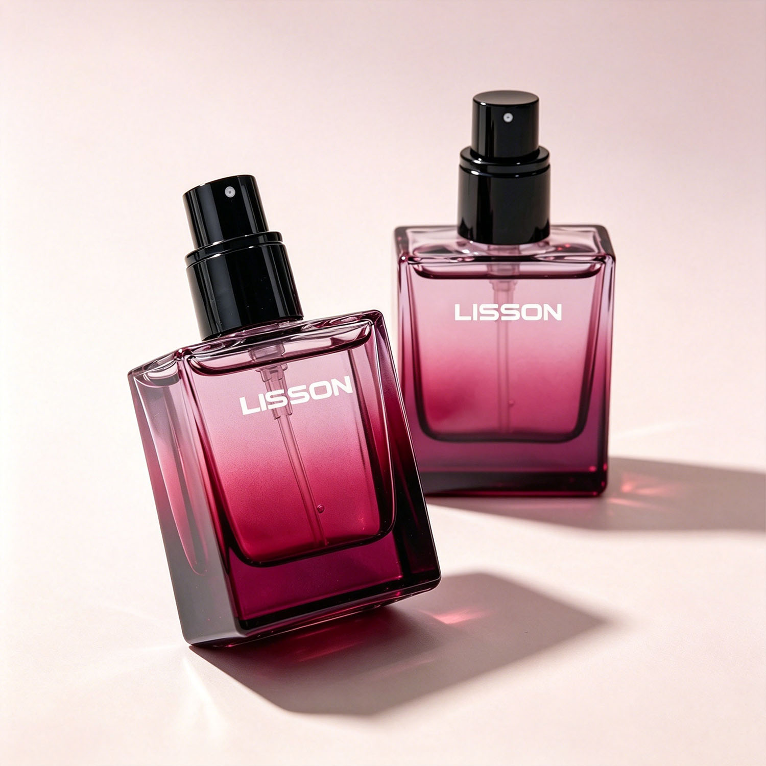 Elegante flacone di profumo in vetro sfumato da 30 ml, forma quadrata piatta.